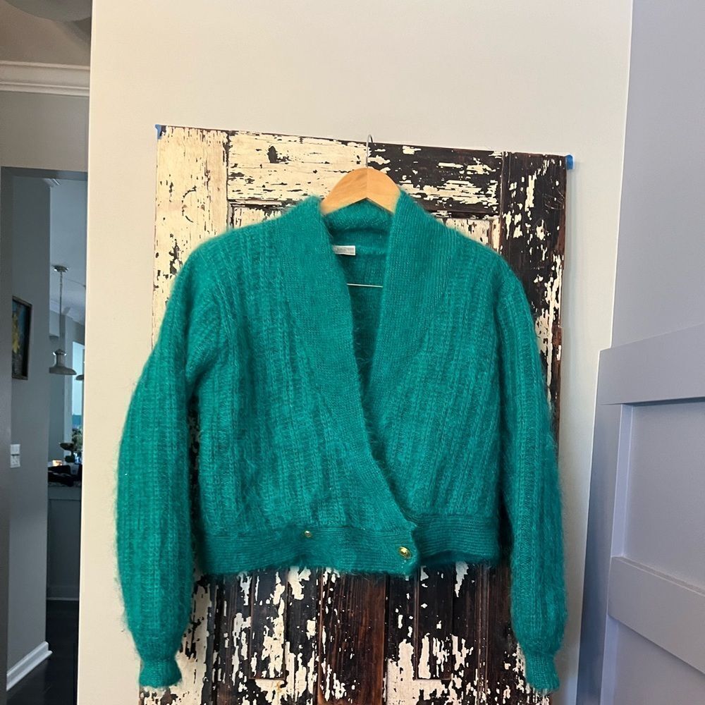 Vintage Hand Loom John Bull crop wool Sweater w gold button accent. Women’s Med.
